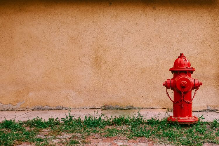 Hydrant vor Hauswand